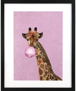 GBEYE - Framed print "Giraffe pink bubble gum by Sarah" (40x50cm)