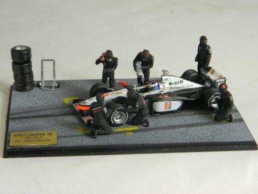 Microworld BE08 DIORAMA F.1 M.HAKKINEN'98 WINNER Modellino