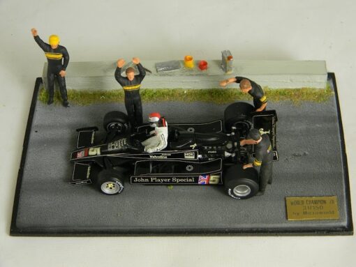 Microworld BE12 DIORAMA F1 LOTUS ANDRETTI 1978 WINNER + 6 figure Modellino